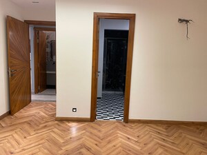 Room in 4 BHK Builder Floor at Unitech Greenwood City Apartment, Sector 45 – for Sale