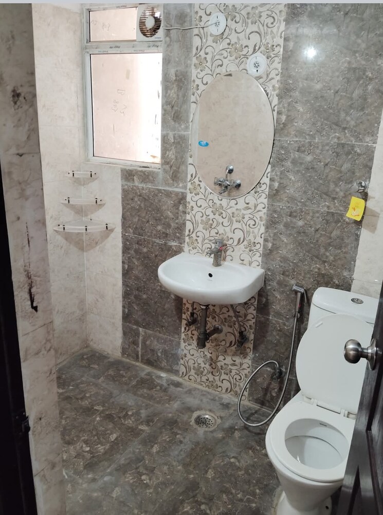 Bathroom, radicon-vedantam 2.5 Bedroom 1100 Sq.Ft. Apartment In Sector 16c Greater Noida Greater Noida 8674133