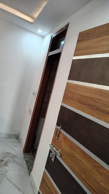 Furnished Amenities in 3 BHK Builder Floor at Dwarka Mor – for Rent