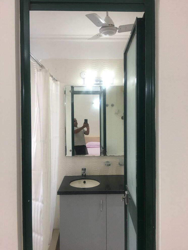 Bathroom, veera-safdarjung-enclave 3 Bedroom 200 Sq.Yd. Apartment In Safdarjung Enclave Delhi 8674150