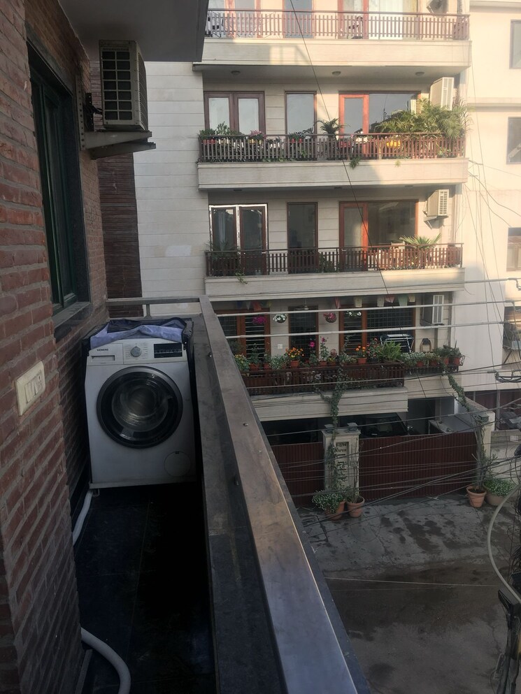 Balcony, veera-safdarjung-enclave 3 Bedroom 200 Sq.Yd. Apartment In Safdarjung Enclave Delhi 8674150