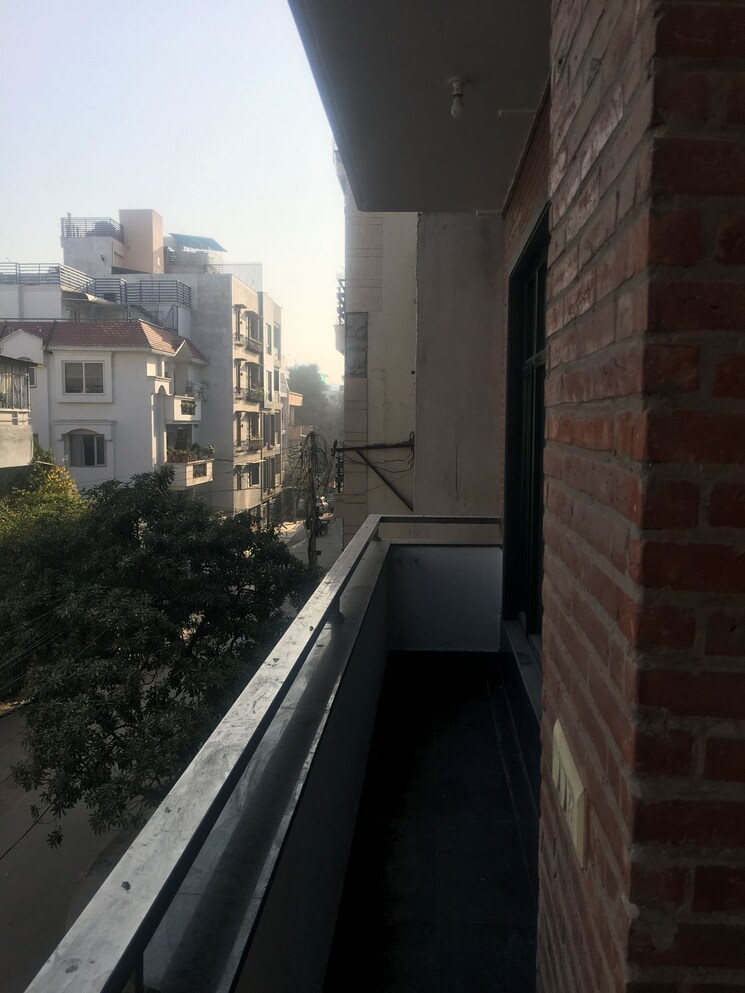 Balcony, veera-safdarjung-enclave 3 Bedroom 200 Sq.Yd. Apartment In Safdarjung Enclave Delhi 8674150