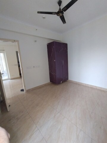 Room in 2 BHK Apartment at VVIP Homes Meridian Tower, Sector 4 Greater Noida – for Rent
