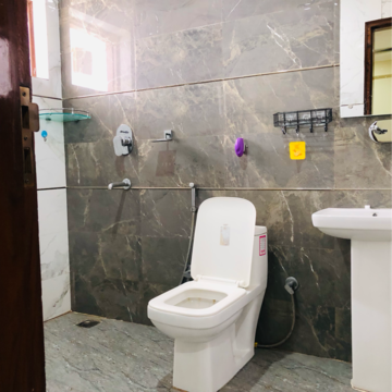 Bathroom in 2.5 BHK Builder Floor at Sector 21 – for Rent