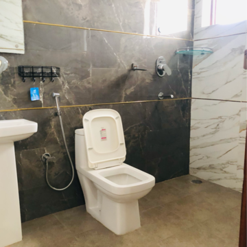 Bathroom in 2.5 BHK Builder Floor at Sector 21 – for Rent