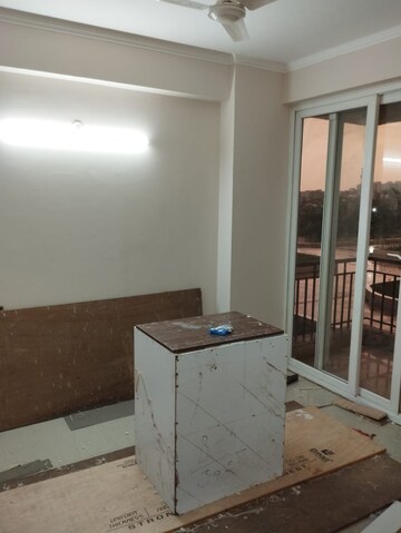 Room in 3 BHK Apartment at Gaur City 7th Avenue, Sector 4 Greater Noida – for Rent