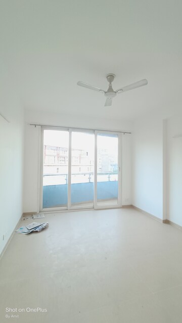 Room in 3 BHK Apartment at Omaxe Twin Towers, Sector 50 – for Rent