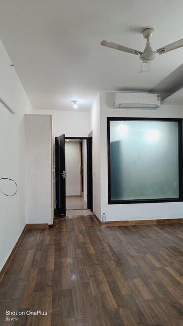 Room in 3 BHK Apartment at Omaxe Twin Towers, Sector 50 – for Rent