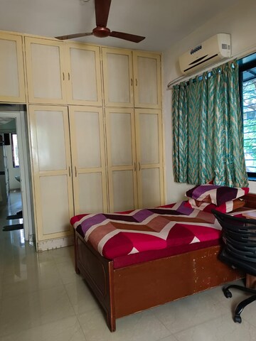 Bedroom in 3 BHK Apartment at Santacruz West – for Rent