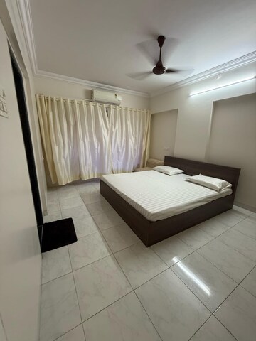 Team Area in 3 BHK Apartment at Khar West – for Rent