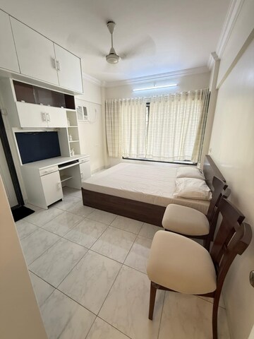 Team Area in 3 BHK Apartment at Khar West – for Rent