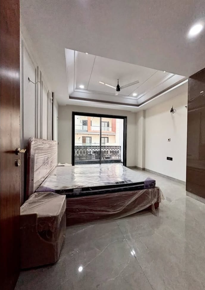 4 BHK + Servant Room Builder Floor For Sale in Building Floor 