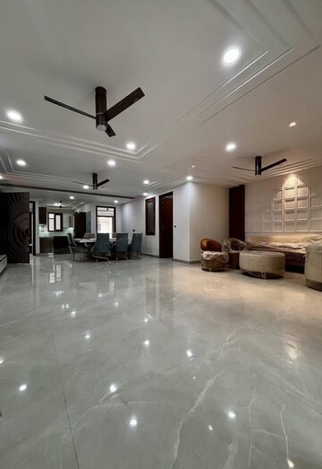 Parking in 4 BHK Builder Floor at Sector 28 – for Sale