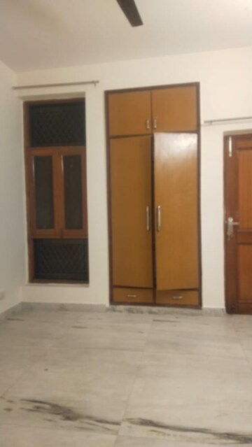 Room in 2.5 BHK Builder Floor at RWA Apartments Sector 26, Sector 26 – for Rent