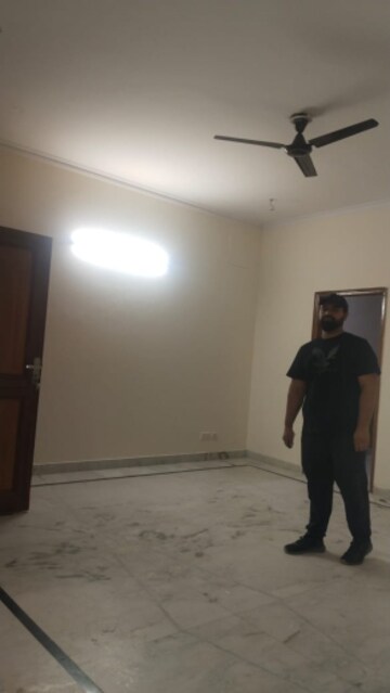 Room in 2.5 BHK Builder Floor at RWA Apartments Sector 26, Sector 26 – for Rent