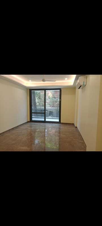 Room in 3 BHK Builder Floor at South Extension ii – for Rent