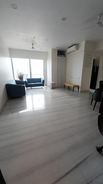 Room in 3 BHK Apartment at Indiabulls Blu, Worli – for Rent