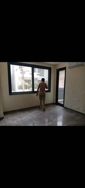 Room in 3 BHK Builder Floor at Sarvodaya Enclave – for Rent