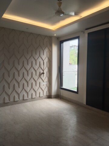 Room in 3 BHK Builder Floor at Sarvodaya Enclave – for Rent