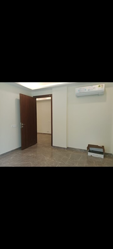 Room in 3 BHK Builder Floor at South Extension ii – for Rent