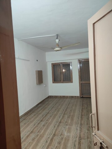 Room in 5 BHK Apartment at Arun Vihar Sector 37, Sector 37 – for Rent