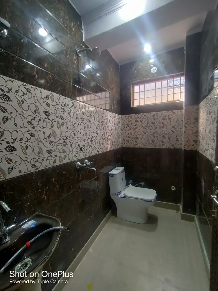 Bathroom, dwarka mor 2 Bedroom 60 Sq.Yd. Builder Floor In Dwarka Mor Delhi 8674666