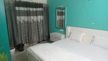 Bedroom in 3 BHK Apartment at Hazratganj – for Rent