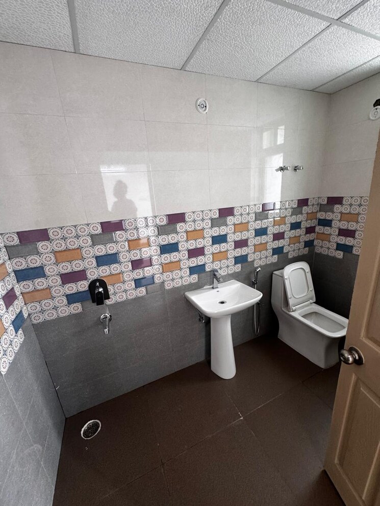 Bathroom, hazratganj 3 Bedroom 1500 Sq.Ft. Apartment In Hazratganj Lucknow 8674663