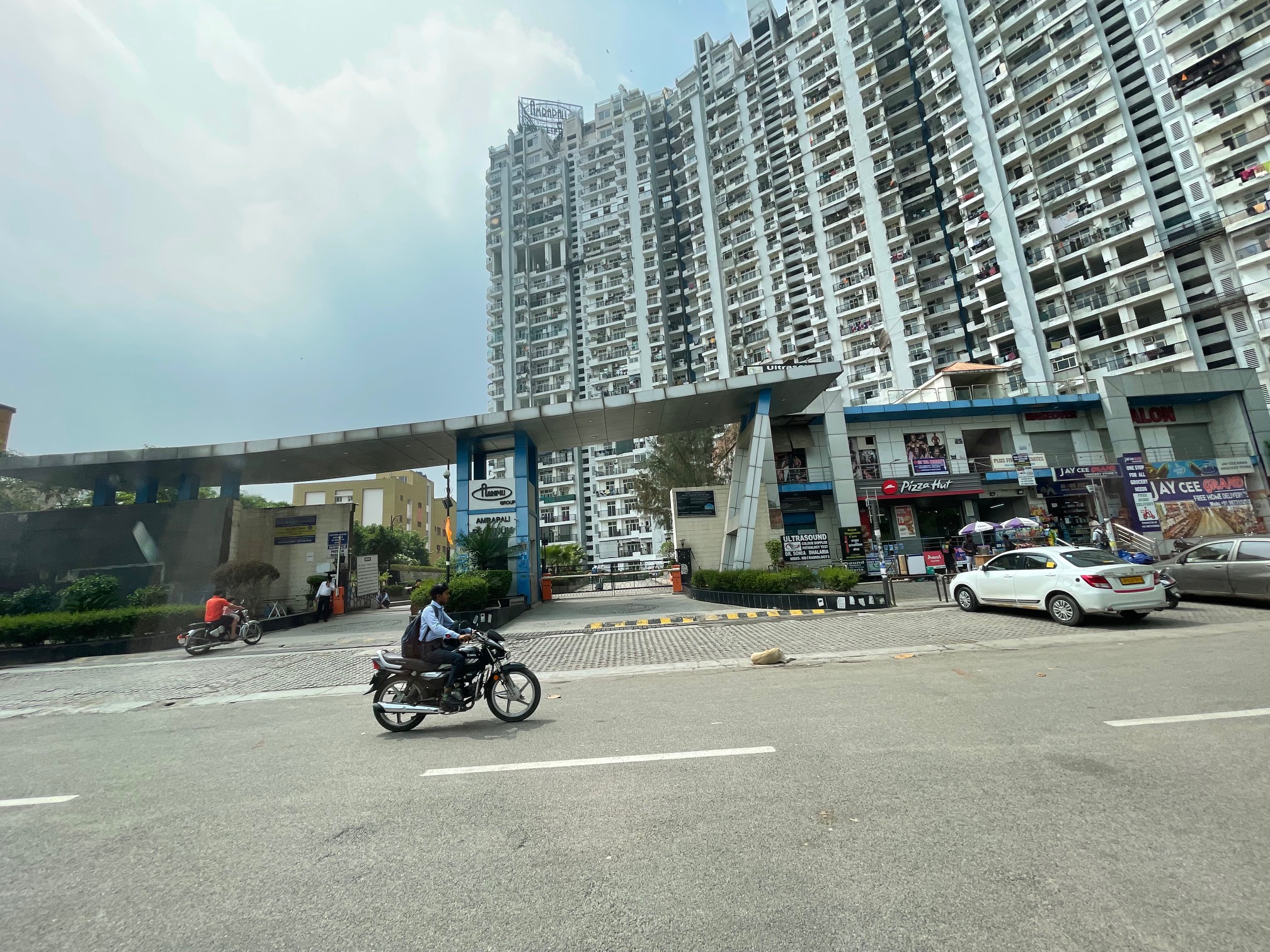 3.5 BHK + Servant Room 2775 Sq.Ft. Penthouse in Amrapali Platinum