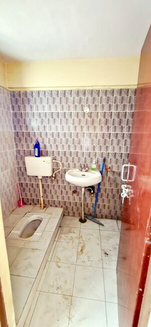 Bathroom in 3 BHK Apartment at Yamuna Bulding, Gomti Nagar – for Sale