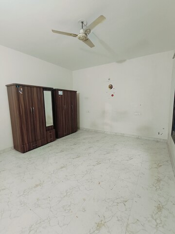 Room in 2 BHK Apartment at Sunny Enclave – for Rent