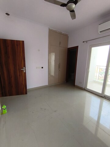 Room in 3 BHK Apartment at Central Park Flower Valley Aqua Front Towers, Sohna Sector 33 – for Rent