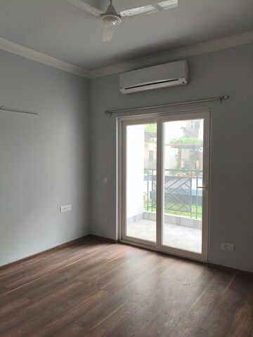 Room in 3 BHK Apartment at Central Park Flower Valley Aqua Front Towers, Sohna Sector 33 – for Rent