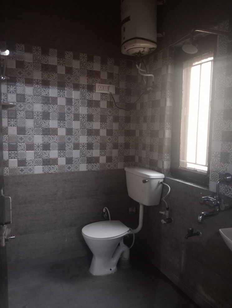 Bathroom, arun-vihar-sector-37 1.5 Bedroom 700 Sq.Ft. Apartment In Sector 37 Noida 8674771