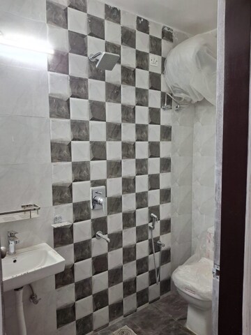 Bathroom in 2 BHK Builder Floor at Sector 46 – for Rent