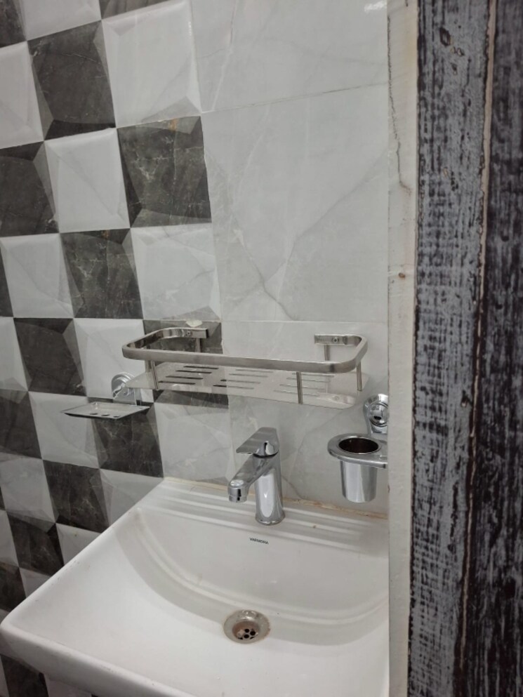 Bathroom, sector 46 2 Bedroom 120 Sq.Yd. Builder Floor In Sector 46 Gurgaon 8674773