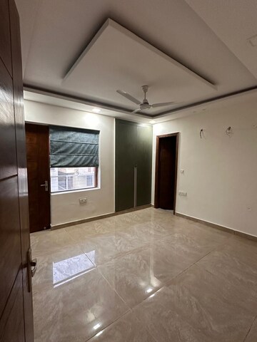 Room in 3 BHK Builder Floor at Green Fields Colony – for Rent