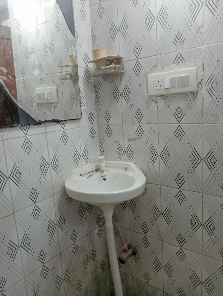 Bathroom, arun-vihar-sector-37 1 Bedroom 600 Sq.Ft. Apartment In Sector 37 Noida 8674890