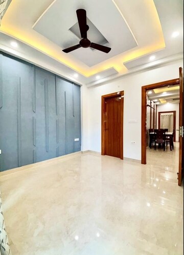 Room in 4 BHK Builder Floor at Sector 33 – for Sale