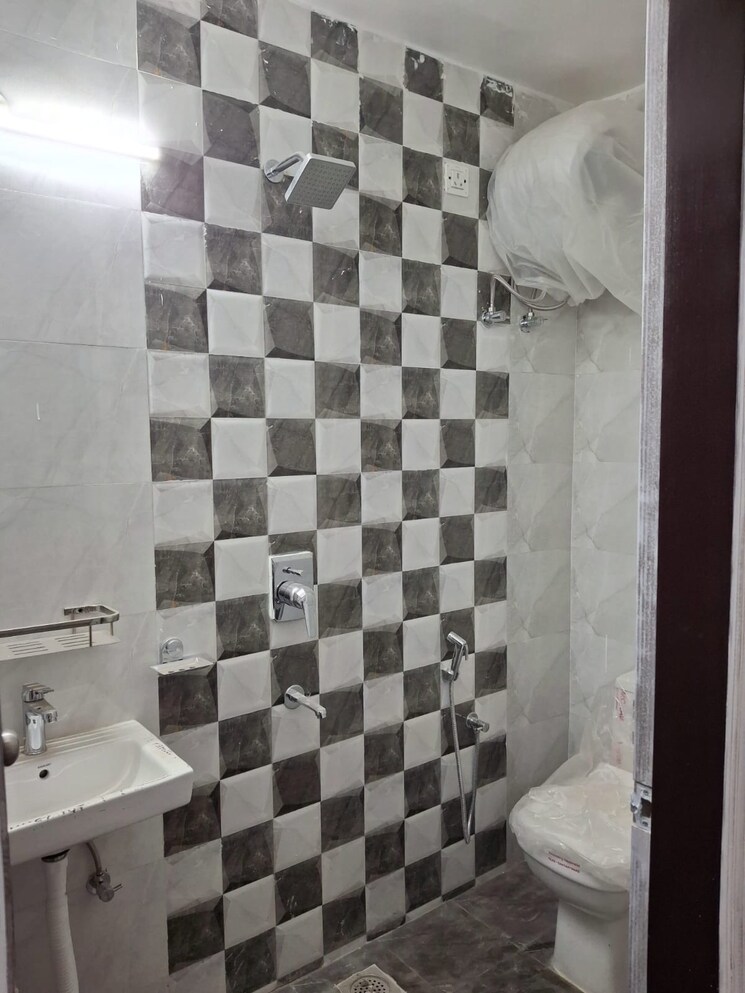 Bathroom, sector 46 2 Bedroom 150 Sq.Yd. Builder Floor In Sector 46 Gurgaon 8674932