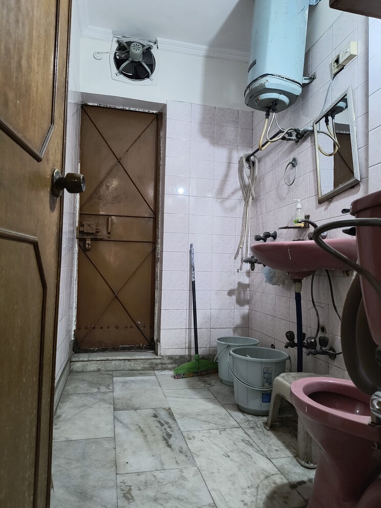 Bathroom, sarita vihar 1 RK 500 Sq.Ft. Apartment In Sarita Vihar Delhi 8674963