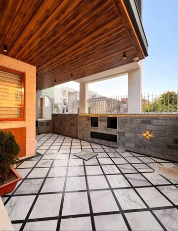 Parking in 4 BHK Builder Floor at Sector 35 – for Sale