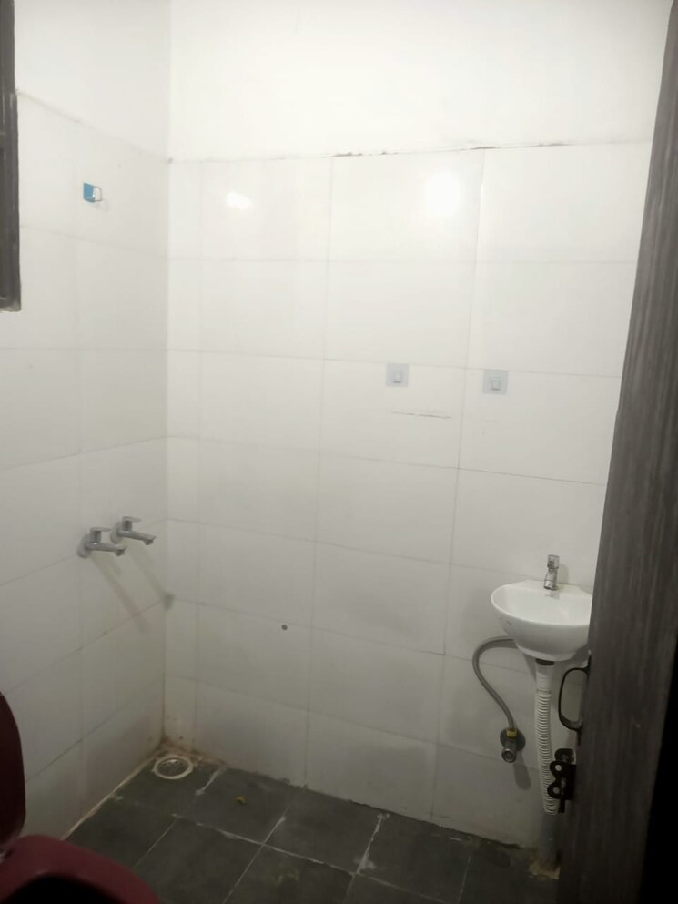 Bathroom, sai-kunj-new-palam-vihar 2 Bedroom 1100 Sq.Ft. Builder Floor In New Palam Vihar Phase 3 Gurgaon 8675071