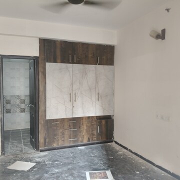 Room in 2 BHK Apartment at Gaur 14th Avenue High Street, Sector 16c Greater Noida – for Rent