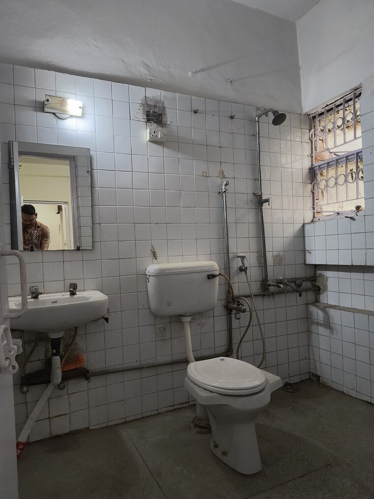 Bathroom, sarita-vihar-pocket-j-rwa 2 Bedroom 950 Sq.Ft. Apartment In Sarita Vihar Delhi 8675132