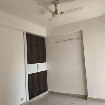 Room in 2 BHK Apartment at Gaur City 2 - 16th Avenue, Sector 16c Greater Noida – for Rent