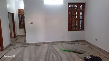 Room in 5 BHK Independent House at Gomti Nagar – for Rent