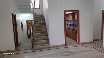 Room in 5 BHK Independent House at Gomti Nagar – for Rent