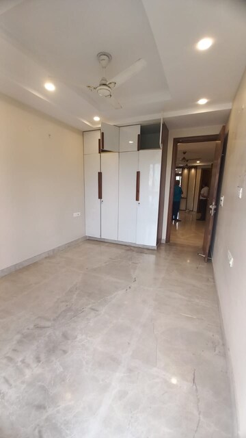 Room in 3.5 BHK Apartment at Navbharat Apartments, Paschim Vihar – for Rent
