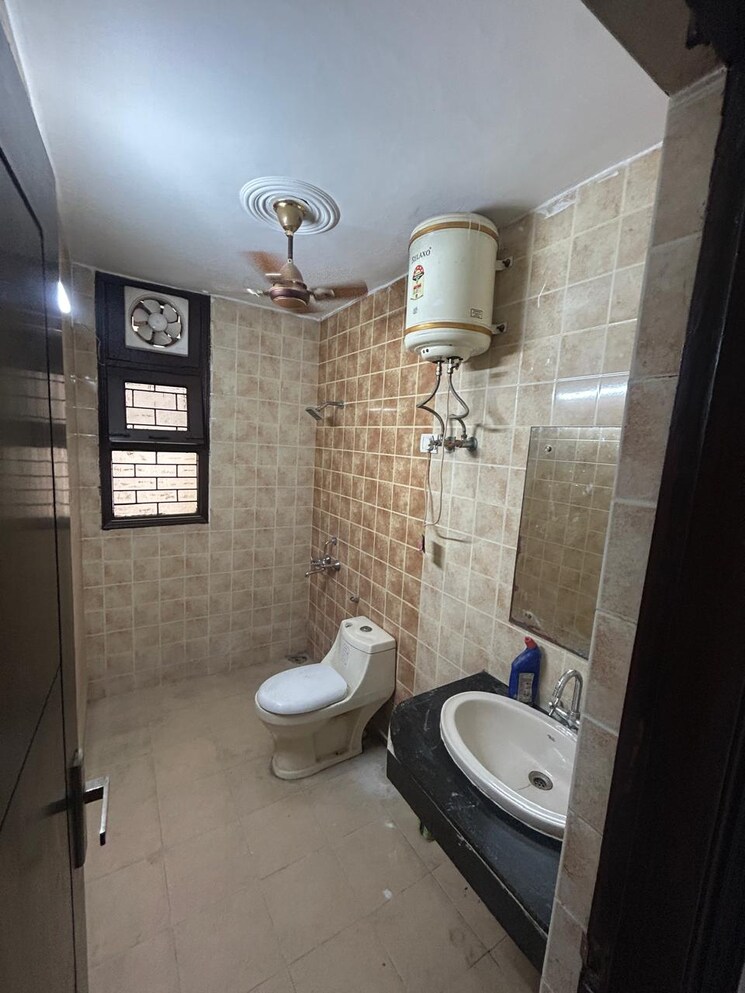Bathroom, sector 52 4 Bedroom 150 Sq.Yd. Independent House In Sector 52 Gurgaon 8675319